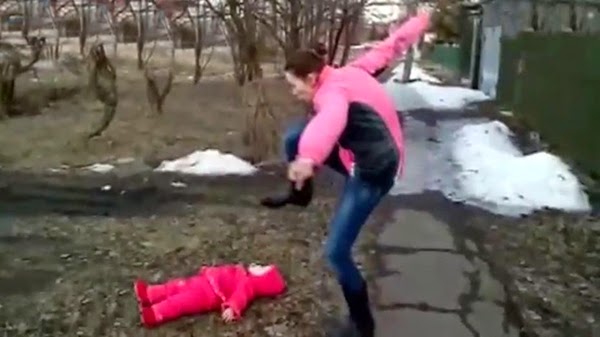Mẹ vứt con ở công viên rồi giẫm đạp dã man vì cãi nhau với chồng