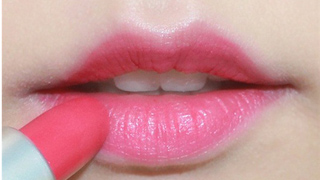 1 phút trang điểm cho đôi môi đỏ hồng tự nhiên
